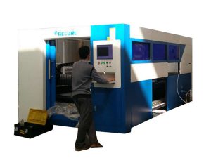 2kw światłowodowa laserowa maszyna do cięcia z regulowaną prędkością do metalowej rurki